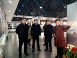 市检察院梁曦等在展馆考察.jpg